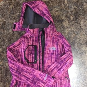 North face ski jacket with removable hood.